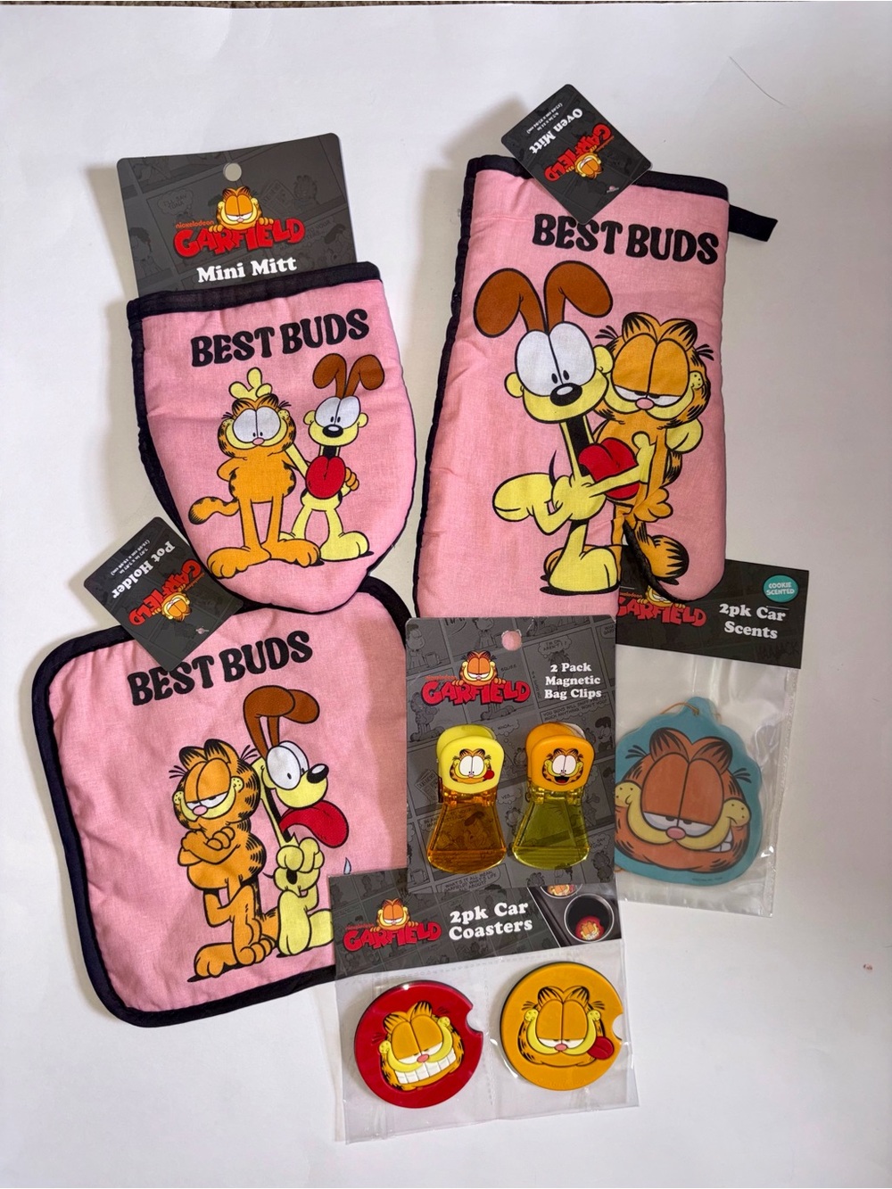 6 Piece Lot Of Garfield Kitchen & Car Supplies: Oven Mitts, Potholder, Clips Etc